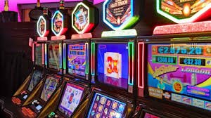 Tay cầm điện thoại thực hiện chuyển khoản ngân hàng nội địa Việt Nam