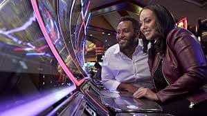 Màn hình hiển thị bảng kèo bóng đá và slot casino trên smartphone